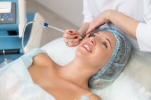 Cận cảnh một buổi liệu trình JETPEEL da mặt của khách hàng nhà Sophia Wellness